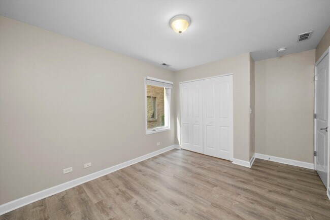 Building Photo - 3423 Ridgeland Ave