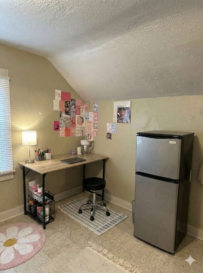 Building Photo - 4 Bedroom, 2 Bathroom Home - Available June 1st with Beautiful River Views