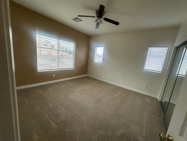 Building Photo - Great Townhome in Henderson Gated Community