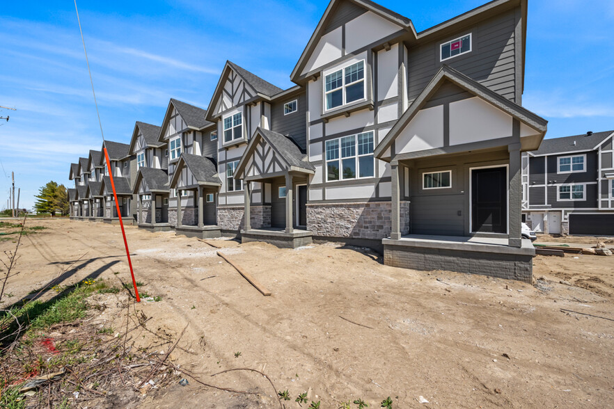 Building Photo - Launch Townhomes