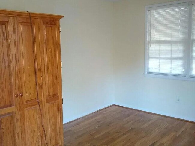 Building Photo - 852 Hadley Rd