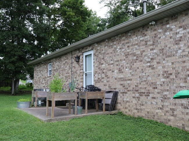 Building Photo - 829 Ridgetop Dr