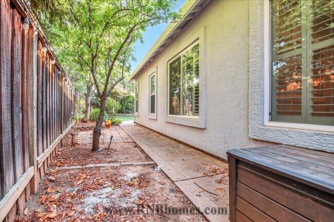 Building Photo - 941 Cameron Dr