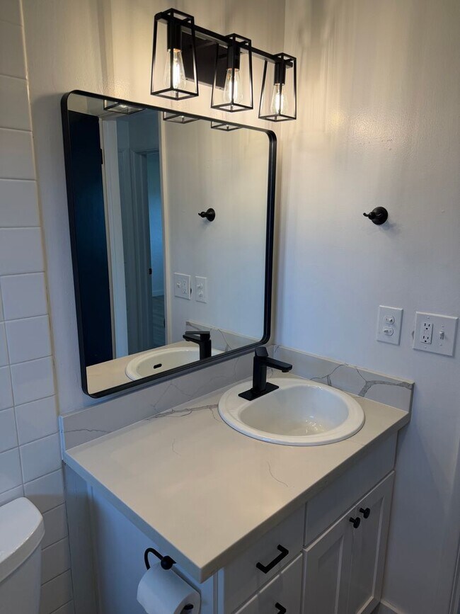 Building Photo - Updated 2 bedroom 1 bath duplex!