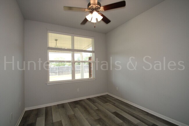Building Photo - 1619 Neuberry Cliffe