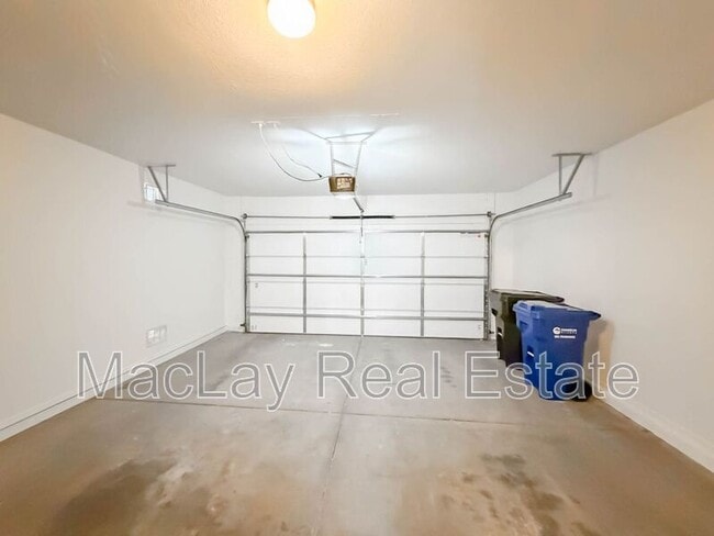 Building Photo - 1009 E Iris Dr