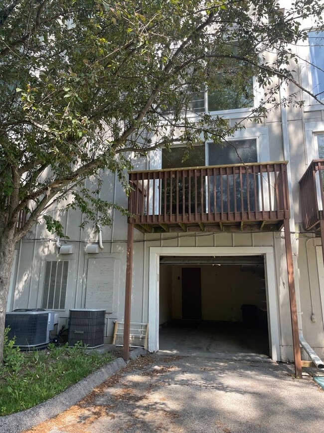 Building Photo - 2 Bed/1.5 Bath Condo Close to UIHC!