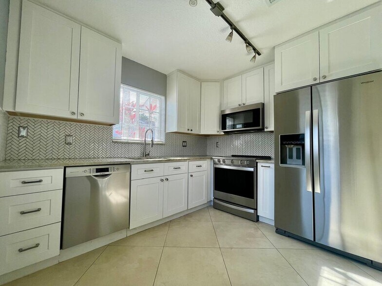 Primary Photo - 1146 SW 44th Way