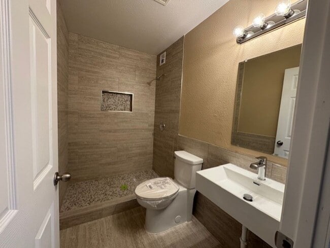 Building Photo - 3 Bedroom 2 Bathroom House FOR RENT