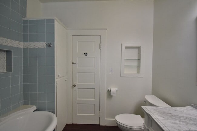 Building Photo - Beautiful Unique Home in Downtown Lebanon!