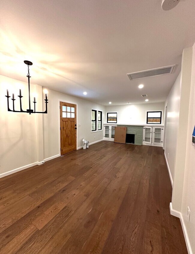 Building Photo - Craftsman Charmer 2 Bedroom 1 1/2 bath (Back yard not included)