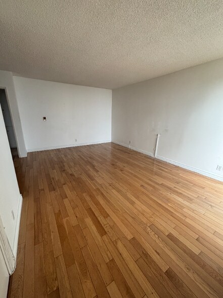 Building Photo - 2042 Beachwood Dr