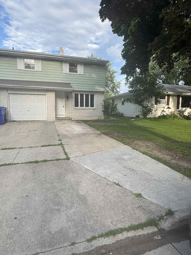 Primary Photo - 726 N Fernmeadow Dr