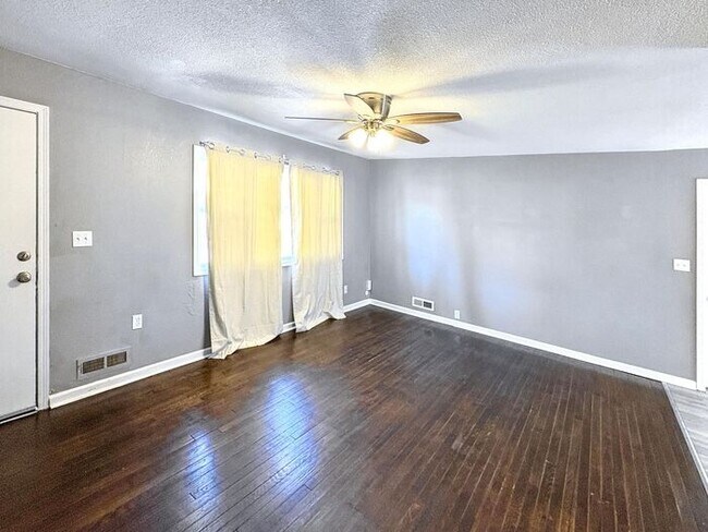 Building Photo - Spacious 4-Bedroom Home in a Prime Locatio...