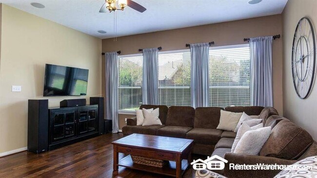 Building Photo - Stunning 3 bedroom, 2 bath in ideal location!