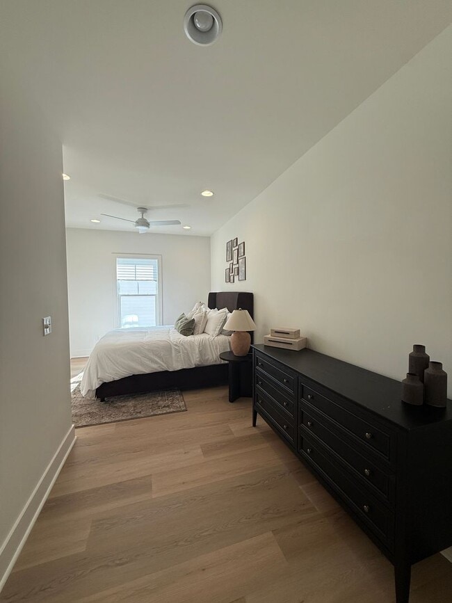 Building Photo - Awesome New Construction 5BR House Close to Campus