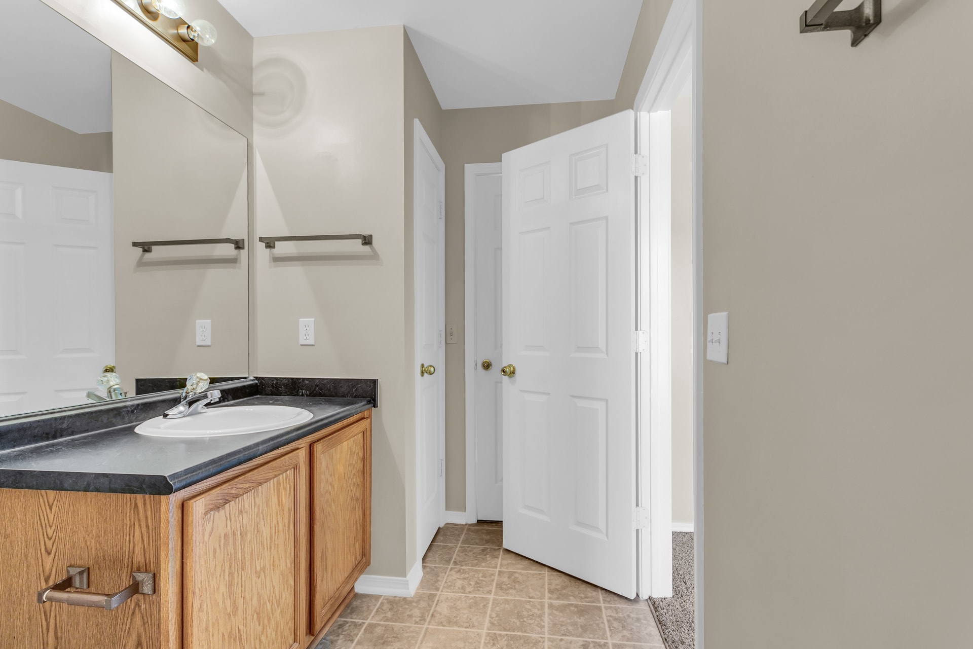 Bathroom connecting 1 & 2 up - 140 Fairgreen St