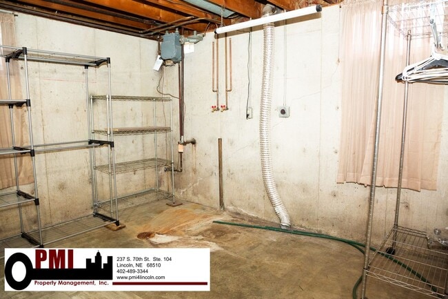 Building Photo - 3 Bedroom and 1.5 bathroom House for rent