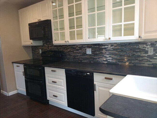 Building Photo - ALL PROSPECTIVE TENANTS MUST SUBMIT A $58 ...