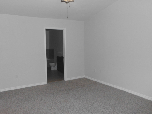 Building Photo - Spacious Townhome