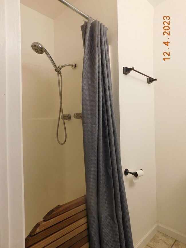 Building Photo - Spacious 3-bedroom, 2-bathroom home
