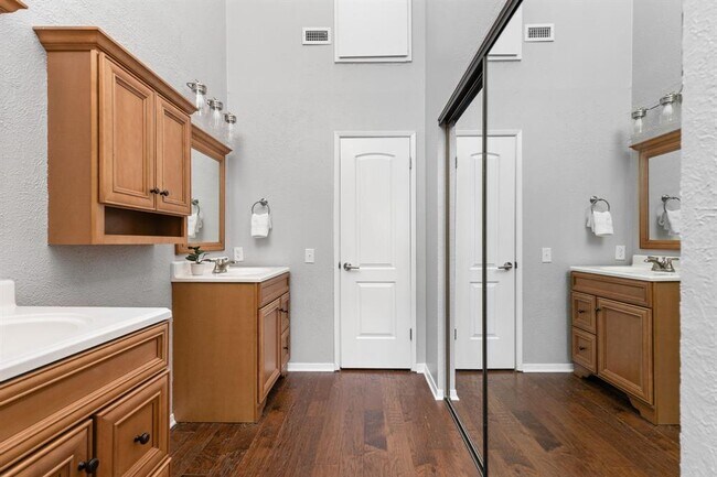 Building Photo - 7122 Wood Hollow Dr