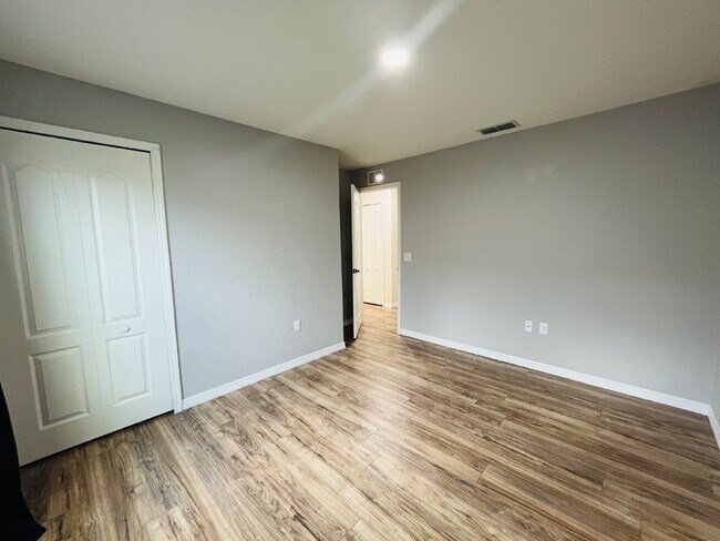 Building Photo - 3 Bedroom Single Family in South Lakeland ...