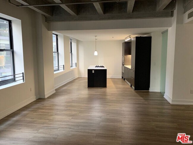 Building Photo - 727 W 7th St