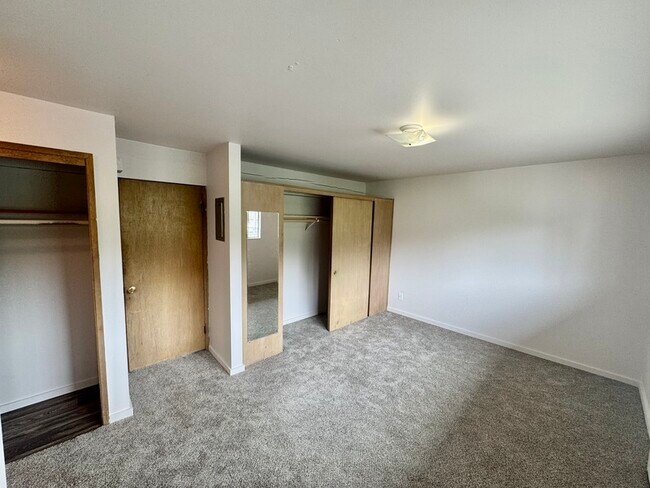 Building Photo - 1499 S Columbian Way