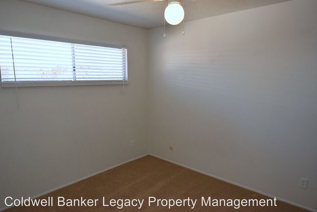 Building Photo - 9408 Candelaria Rd NE