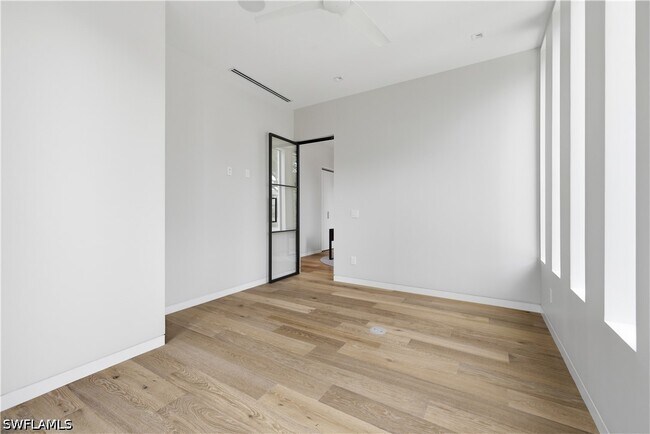 Building Photo - 590 6th Ave N