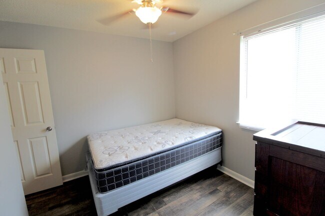 Building Photo - 1380 Hunters Rd