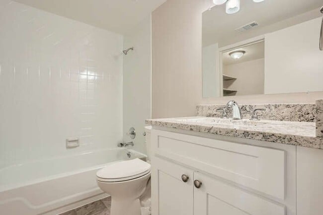 Building Photo - Beautiful 2 Bedroom- 2 Bath Condo (2nd flo...