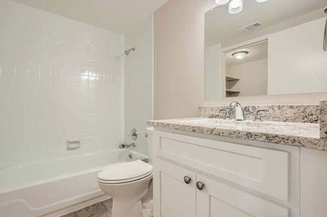 Building Photo - Beautiful 2 BR