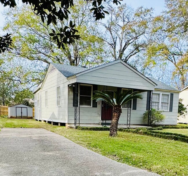 Building Photo - 4 Bedroom/2 Bath Home