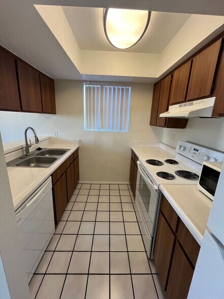 Building Photo - 1201 S McClintock Dr