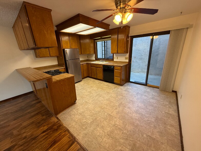 Building Photo - 804 Torrance St