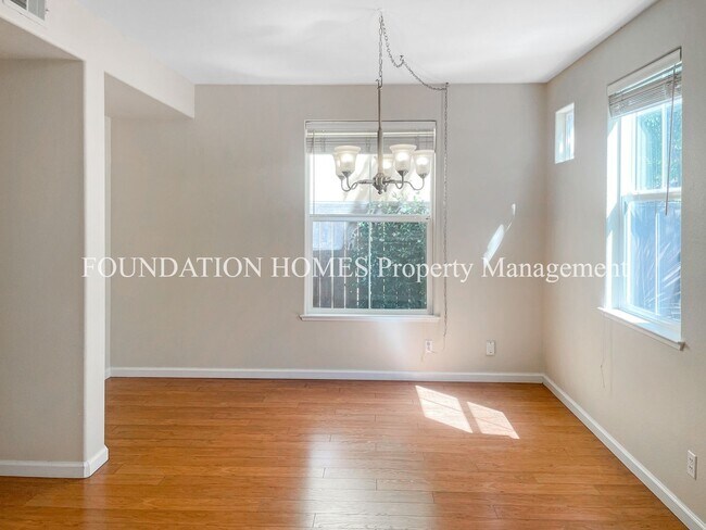 Building Photo - Great Layout, Newer Hamilton Condo - A/C - FOUNDATION -