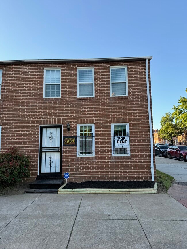 Building Photo - 1234 E Madison St