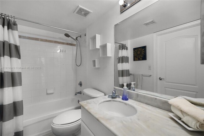 Building Photo - 1200 Brickell Bay Dr