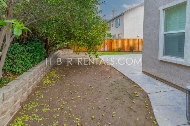 Building Photo - Comfort, Convenience & Space — Tracy Living at Its Best