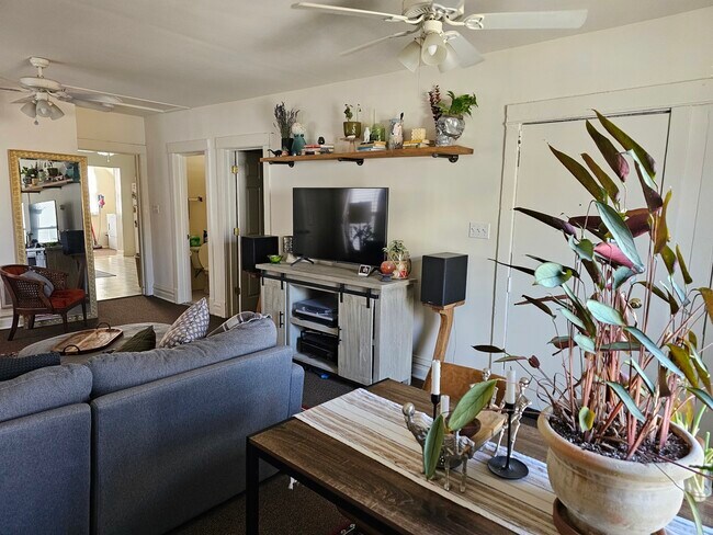 Building Photo - 3040 N Clybourn Ave