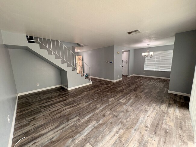 Building Photo - 3 Bed, 2.5 Bath in Ontario!