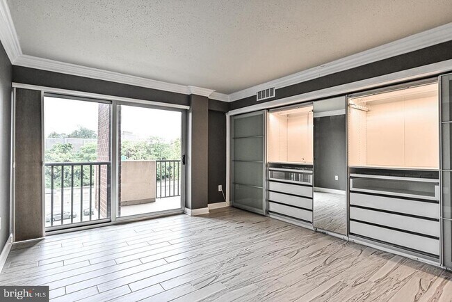 Building Photo - 1300 Army Navy Dr