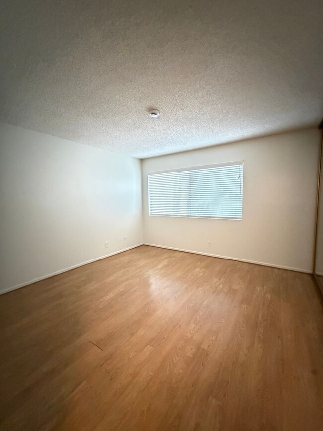 Building Photo - *Spacious 1 Bedroom in La Jolla!*