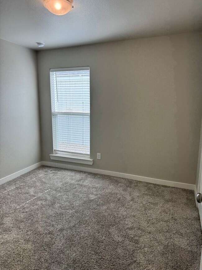 Building Photo - Upland Crossing Gem