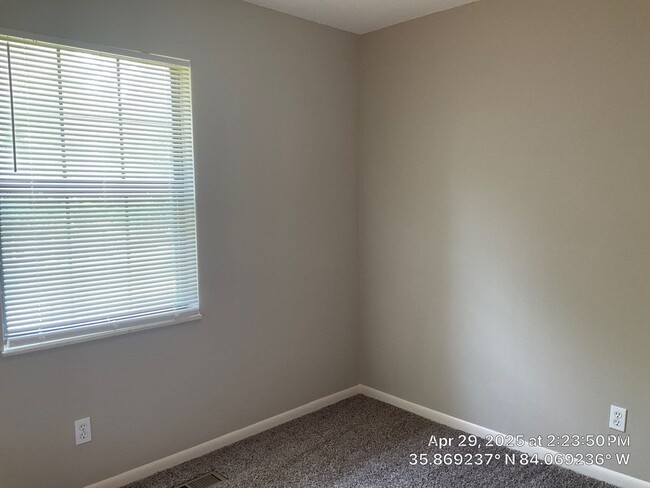 Building Photo - 3 Bedroom / 2.5 Bath House Available Now