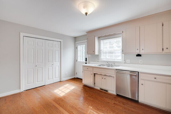 Building Photo - PRICE DROP on Beautiful 4 Bedroom 3 Bathroom Home in North Chesterfield ***Available Early April***