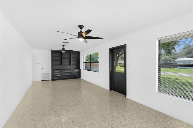 Building Photo - 2723 Lynnhurst St