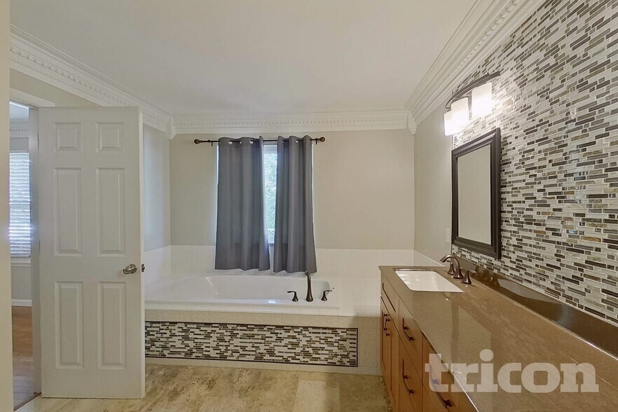 Building Photo - 935 Squirrels Nest Ct